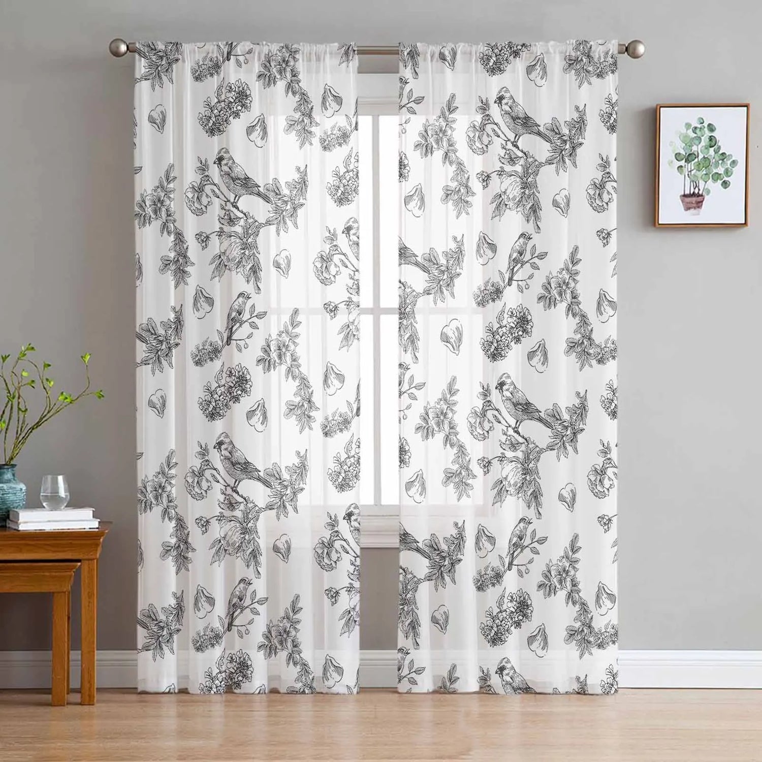 Rideau élégant à motifs floraux et d'oiseaux, idéal pour ajouter une touche naturelle et artistique à votre intérieur. Ce rideau transparent laisse passer la lumière tout en offrant une décoration raffinée. Parfait pour le salon, la chambre ou le bureau. Facile à installer sur une tringle à rideaux. Accentuera votre décor avec style et harmonie.