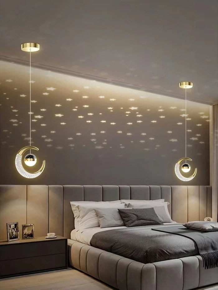 Lampe suspendue lune etoiles metal acrylique or noir eclairee