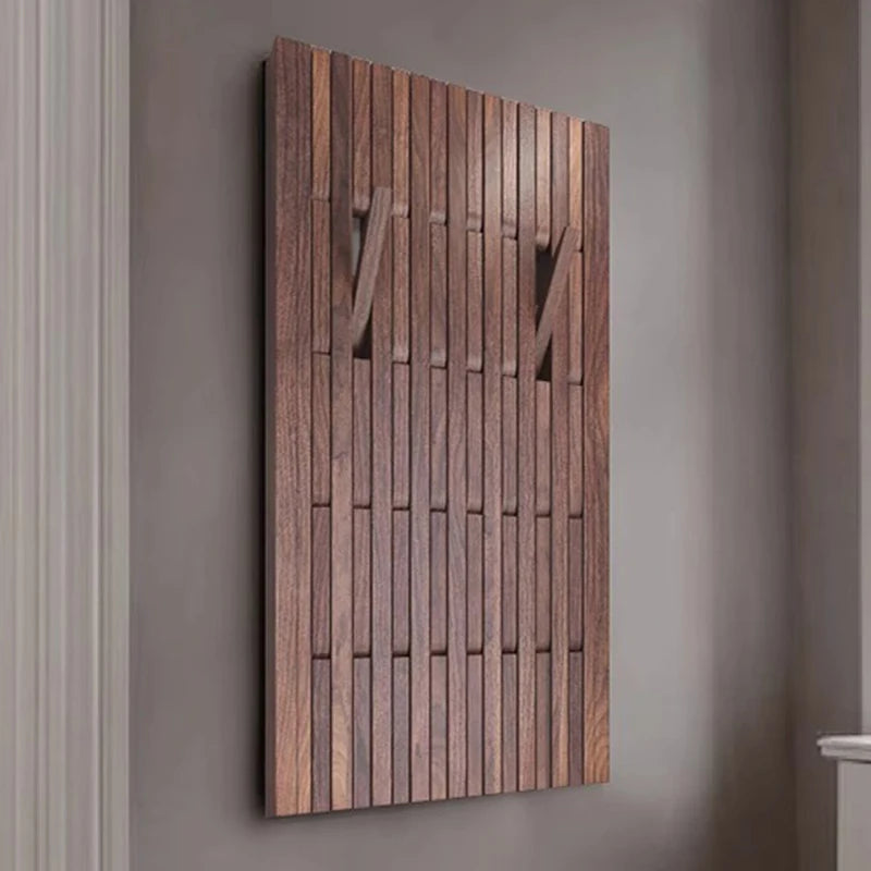 Porte-manteau mural en bois avec accessoires suspendus pour démonstration d'utilisation
