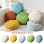 Coussin rond en velours violet sur canapé gris décoration nordique