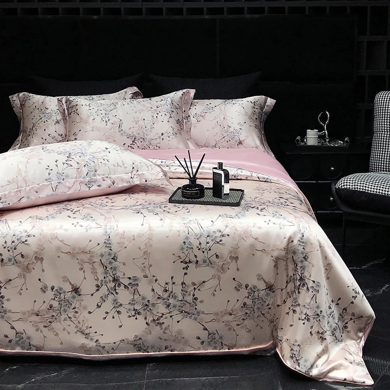 Détail de la texture de la housse de couette en soie satinée avec motif coloré