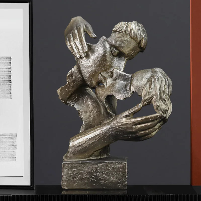 Sculpture abstraite penseur résine or dans salon