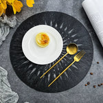 Set de table vert avec assiette et verre