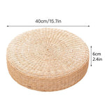 Pouf rond utilisé comme siège dans un salon décoré style zen