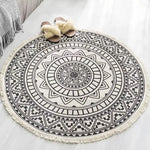 Tapis rond à motif mandala noir et blanc avec des franges, un design géométrique élégant et une texture douce pour une décoration intérieure apaisante.