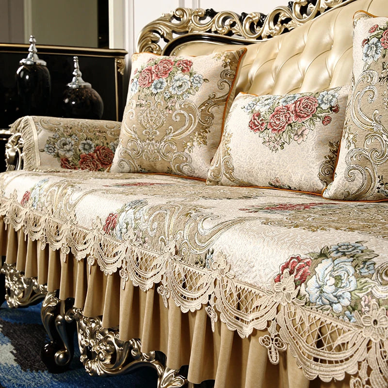 Un élégant canapé richement orné de motifs floraux et de bordures en dentelle, reflétant un style traditionnel et luxueux.