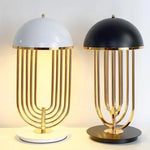 Lampe de chevet en fer finition or dans une chambre à coucher