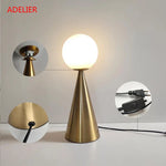 Lampe de chevet dans une chambre avec décoration contemporaine