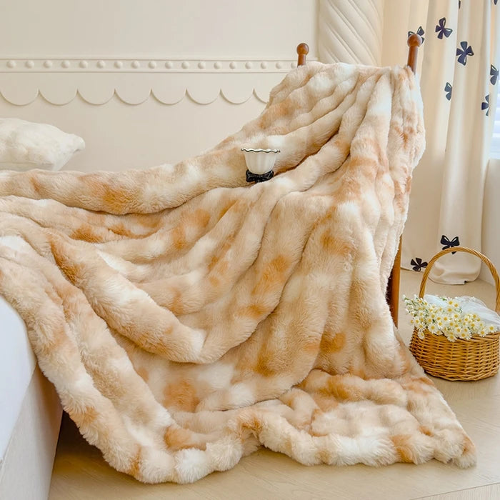 Couverture douillette et moelleuse en fourrure synthétique beige, parfaite pour se blottir dans un intérieur cocooning.