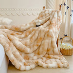 Couverture douillette et moelleuse en fourrure synthétique beige, parfaite pour se blottir dans un intérieur cocooning.