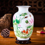 Un magnifique vase en porcelaine décoré de motifs floraux et animaliers rappelant la nature.