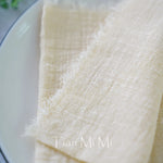 Texture détaillée d'un tissu en lin beige.