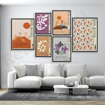 Cette image présente une série d'affiches artistiques avec des motifs abstraits et des thèmes liés à la danse, inspirés de l'art moderne. L'ensemble décoratif crée une ambiance artistique élégante dans cet espace de vie.