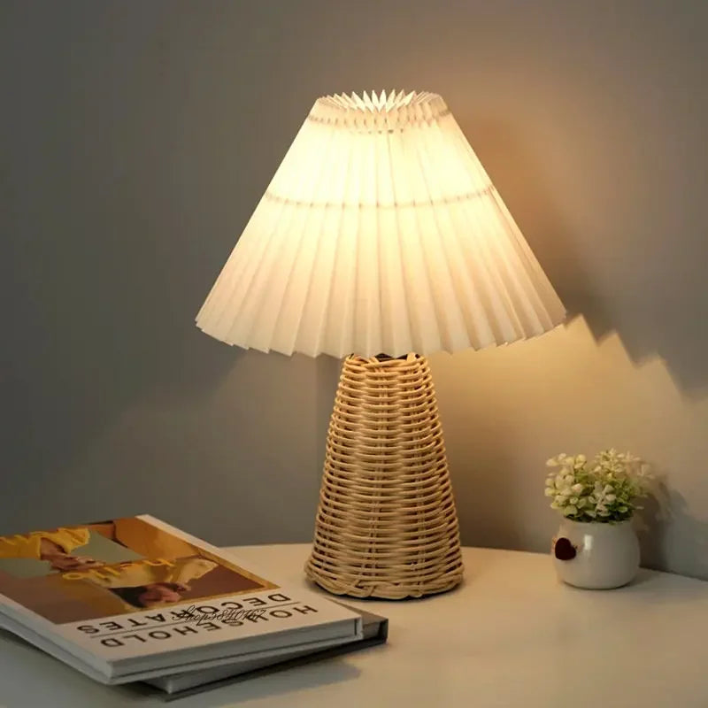 Lampe de chevet plissée en rotin vintage beige sur table de nuit