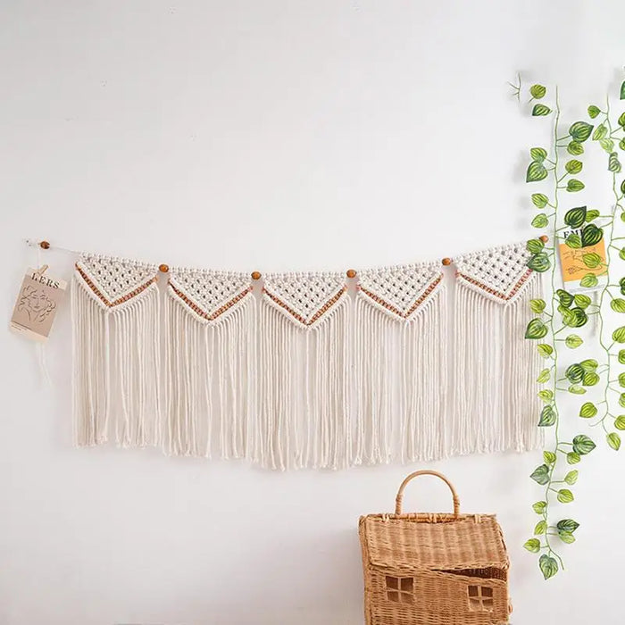 Grande tenture murale en macramé bohème chic suspendue dans un salon