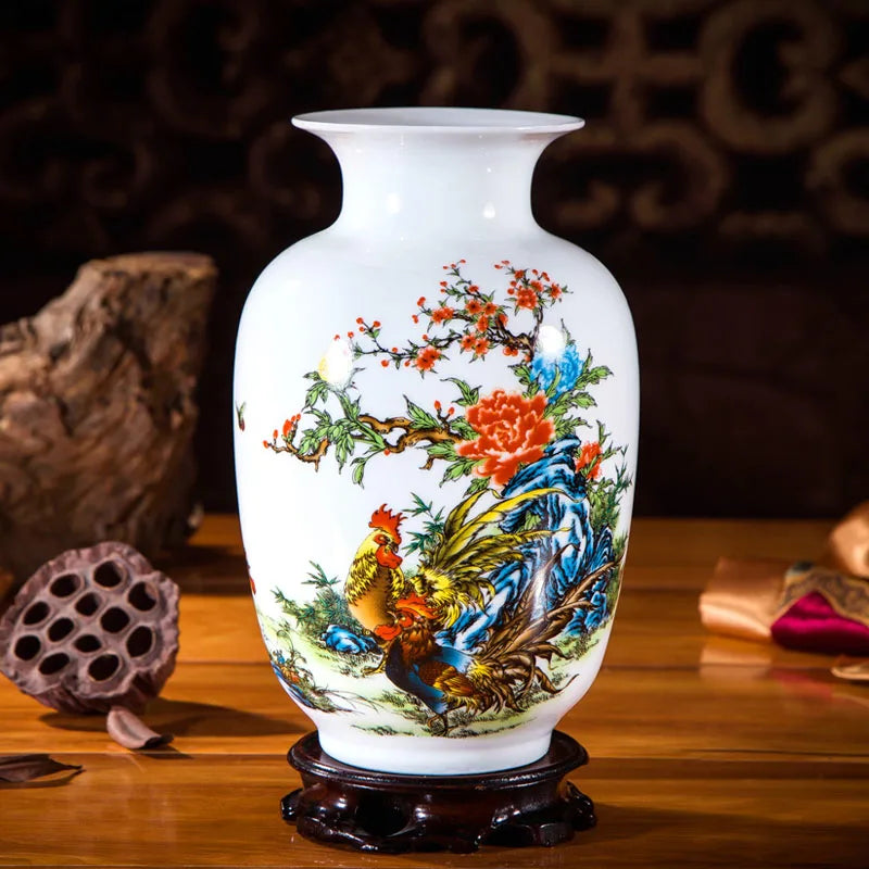Un vase en porcelaine blanche décoré de motifs floraux et d'un coq aux couleurs vives, posé sur un socle en bois foncé.