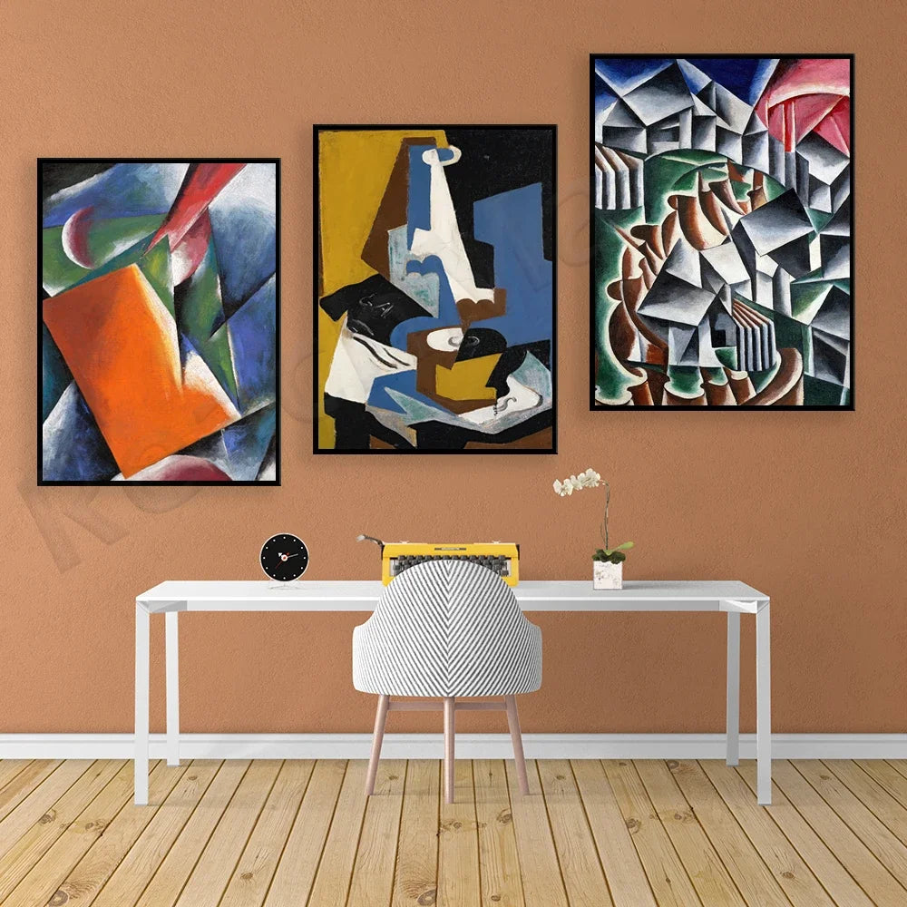 Un élégant espace de bureau avec des œuvres d'art cubistes accrochées au mur, une table blanche et une chaise à motifs rayés, créant une ambiance moderne et inspirante.