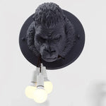 Lampe résine gorille sur table de nuit