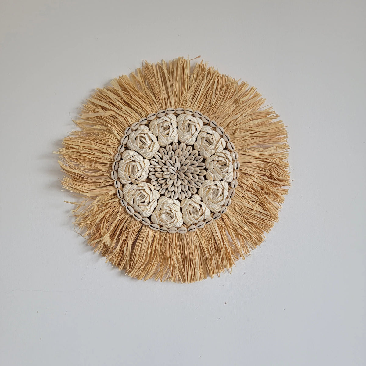 Miroir décoratif en raffia et coquilles, motif fleur, Ø50 cm