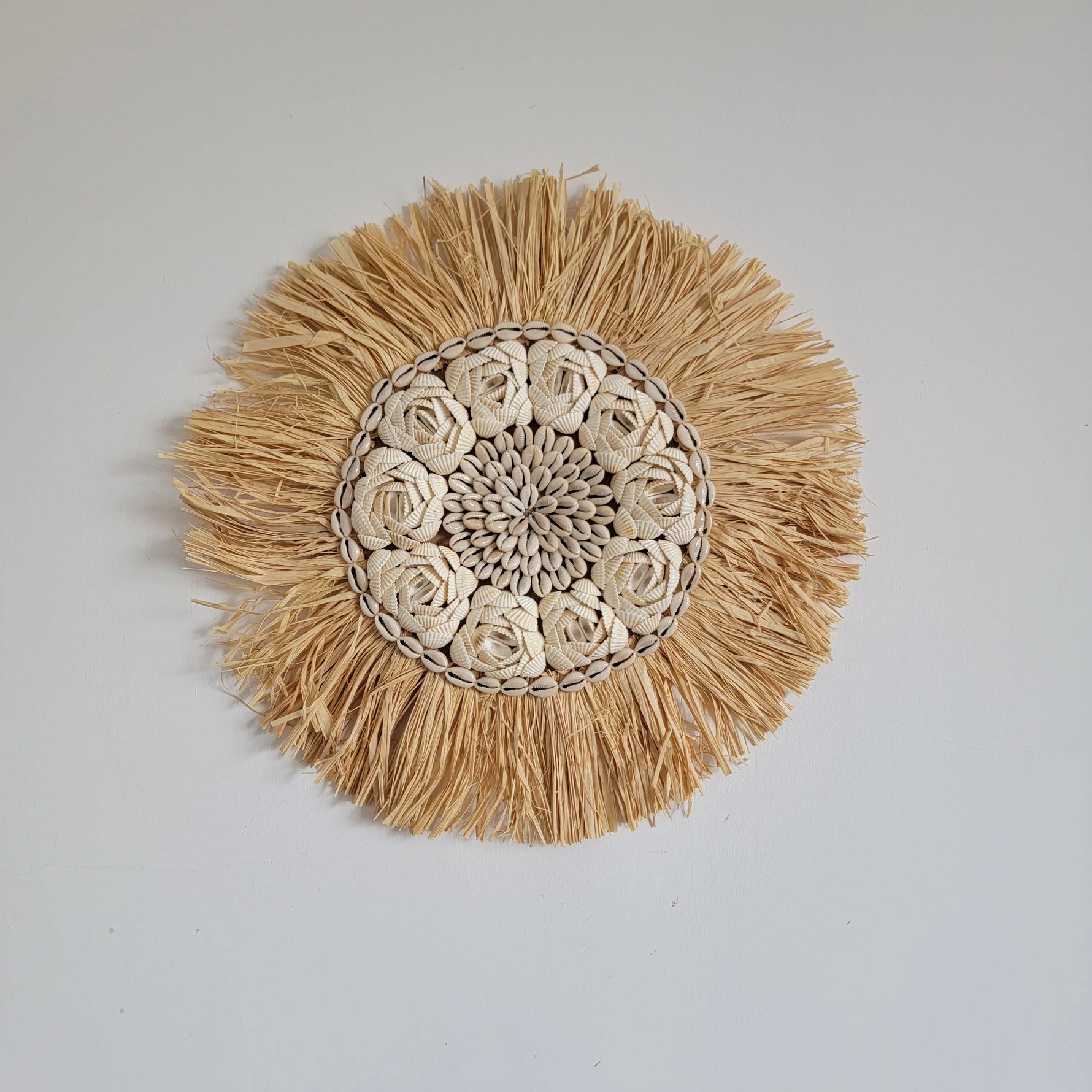 Miroir décoratif en raffia et coquilles, motif fleur, Ø50 cm