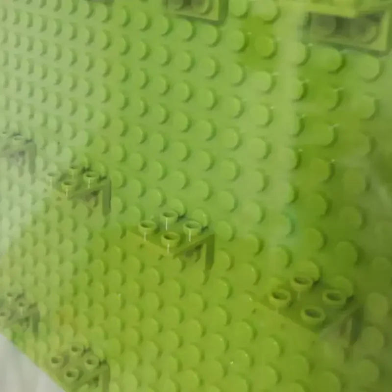 Cadre photo Lego bleu marine accroché au mur