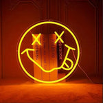 Enseigne au néon Smiley Face LED jaune allumée dans une chambre ado