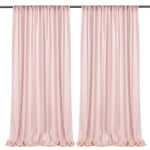 Deux longs rideaux de couleur rose pâle pendent sur une tringle noire.