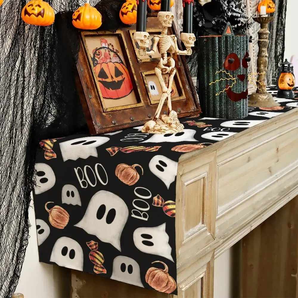 Une scène d'Halloween avec des citrouilles, des squelettes et des éléments décoratifs effrayants sur une commode en bois.