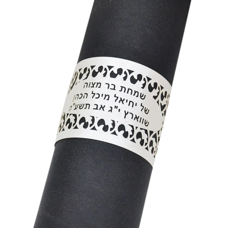 Détail découpe laser texte hébreu sur rond de serviette or