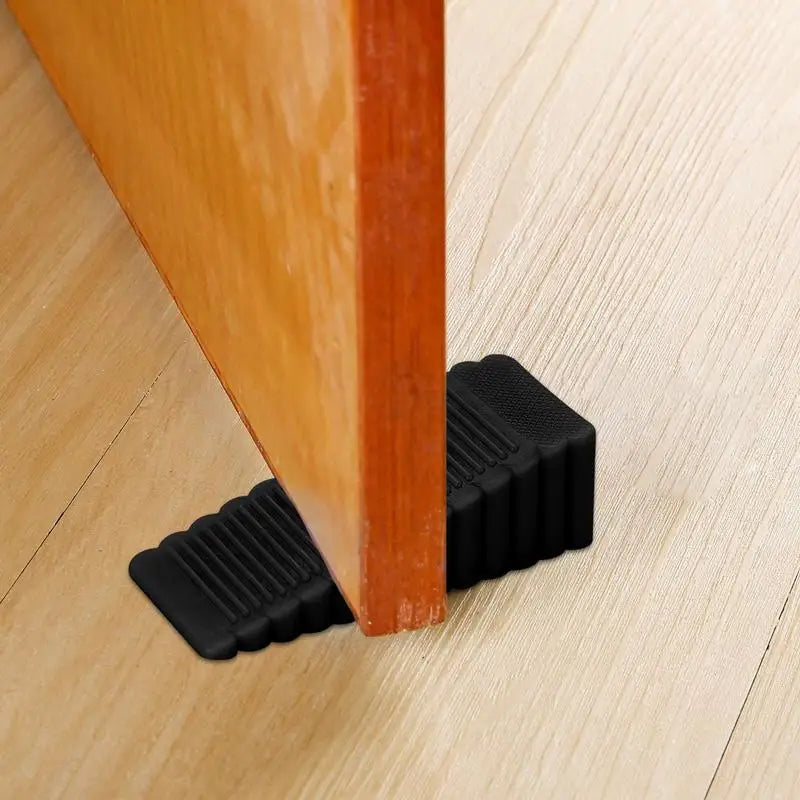 Butoir de porte en silicone rouge contre un mur blanc
