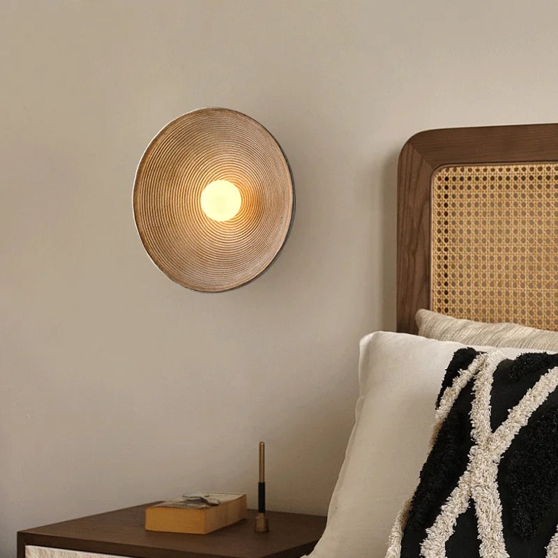 Luminaire mural japonais retro éclairant une chambre à coucher moderne