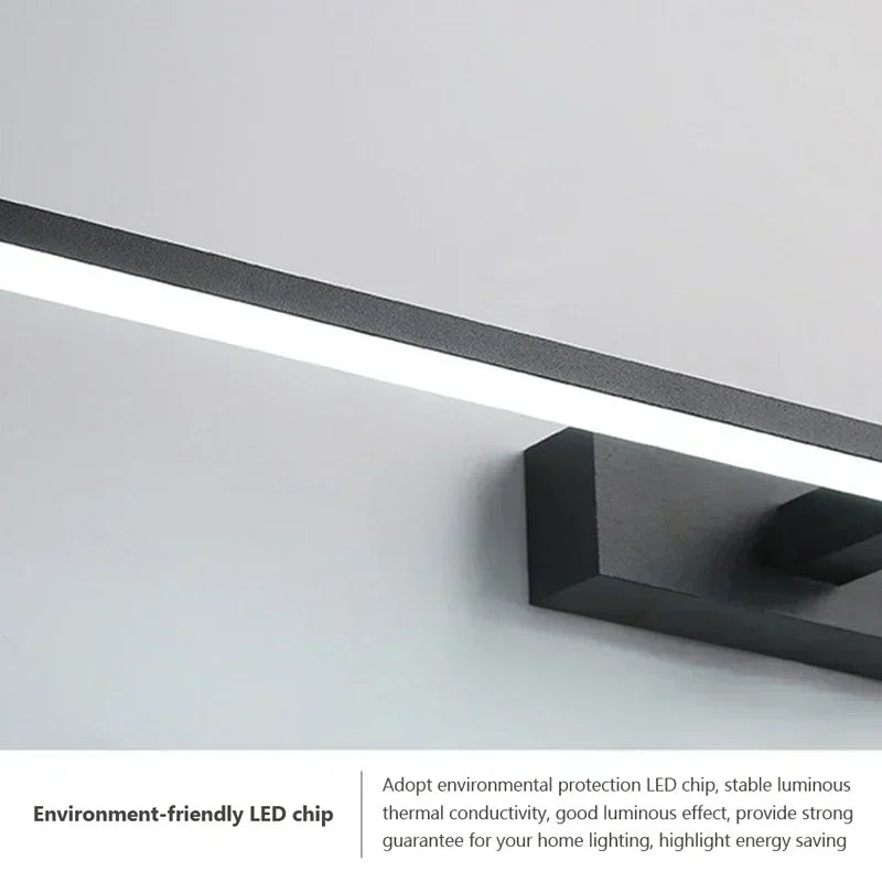 Applique murale LED bleue illuminant un miroir intérieur