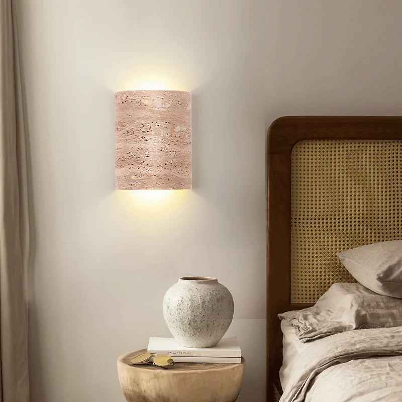 Applique murale LED éclairant un coin salon naturel