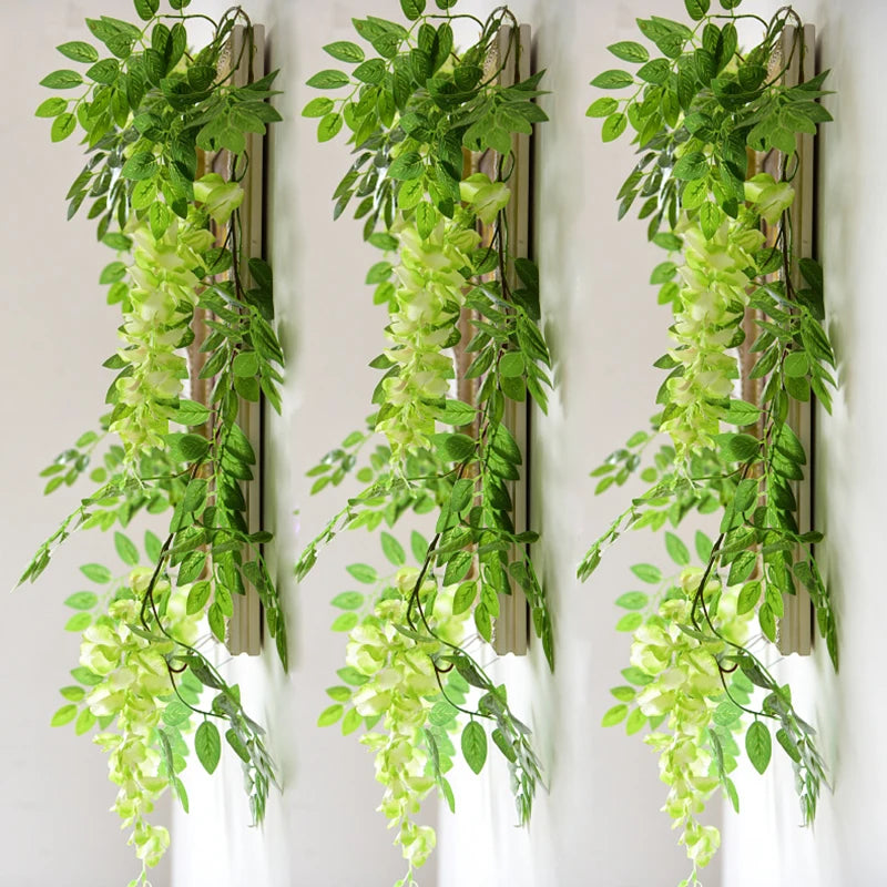 Détail des fleurs en soie réalistes de la guirlande glycine