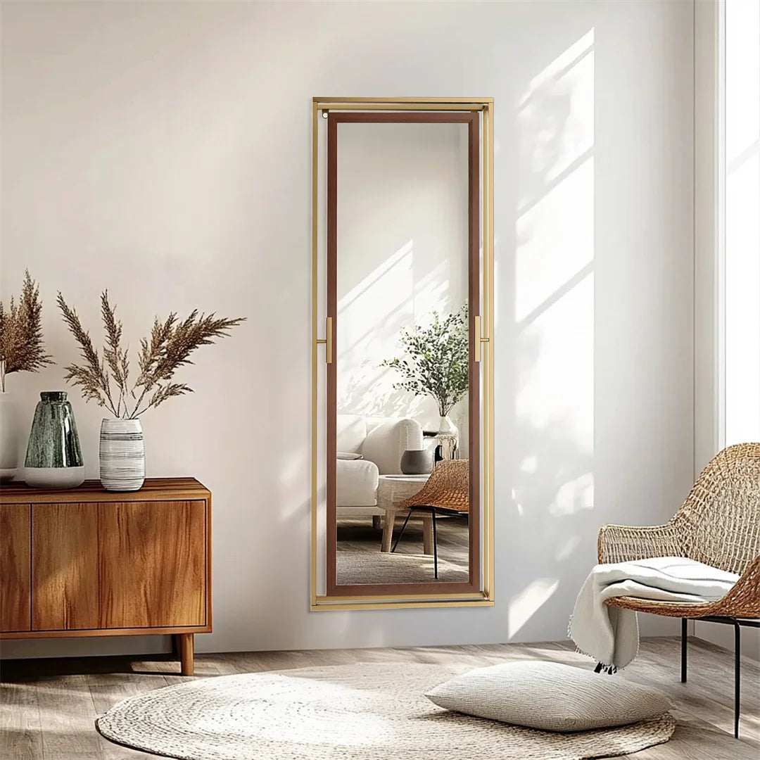 Un intérieur cocooning avec un miroir mural doré encadrant une scène paisible, créant une atmosphère chaleureuse et accueillante.