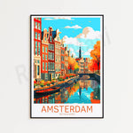 Une illustration colorée et vibrante représentant les célèbres canaux et bâtiments d'Amsterdam, avec des reflets dans l'eau, des bateaux et une atmosphère automnale.