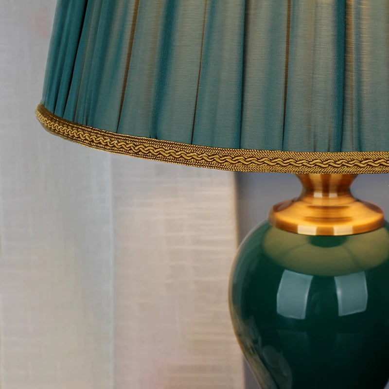 Lampe de chevet verte dans un salon avec décoration moderne