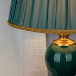 Lampe de chevet verte dans un salon avec décoration moderne