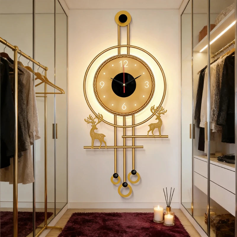 Horloge murale design bois métal avec lumière suspendue au-dessus d'une télévision