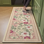 Tapis de couloir décoré de fleurs et de feuillages multicolores sur un fond crème, avec une bordure florale ornée.