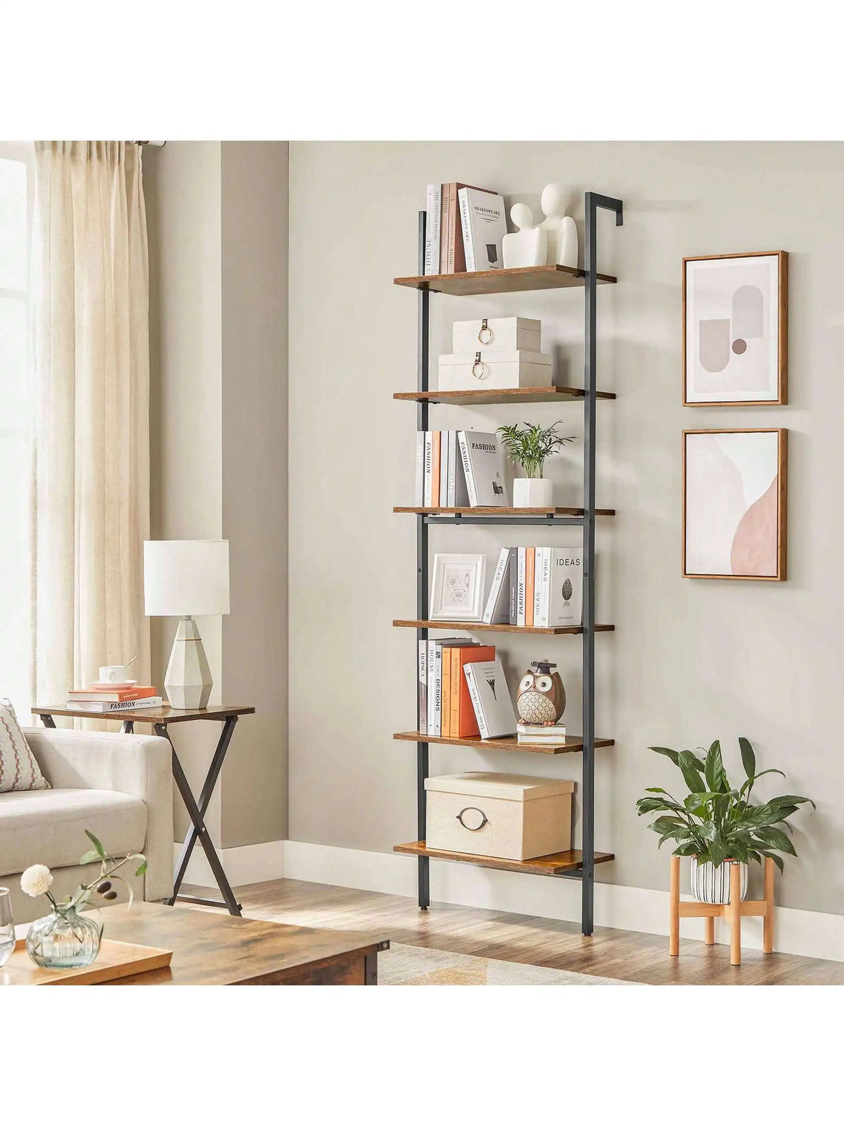 Étagère échelle avec livres et plantes en décoration intérieure