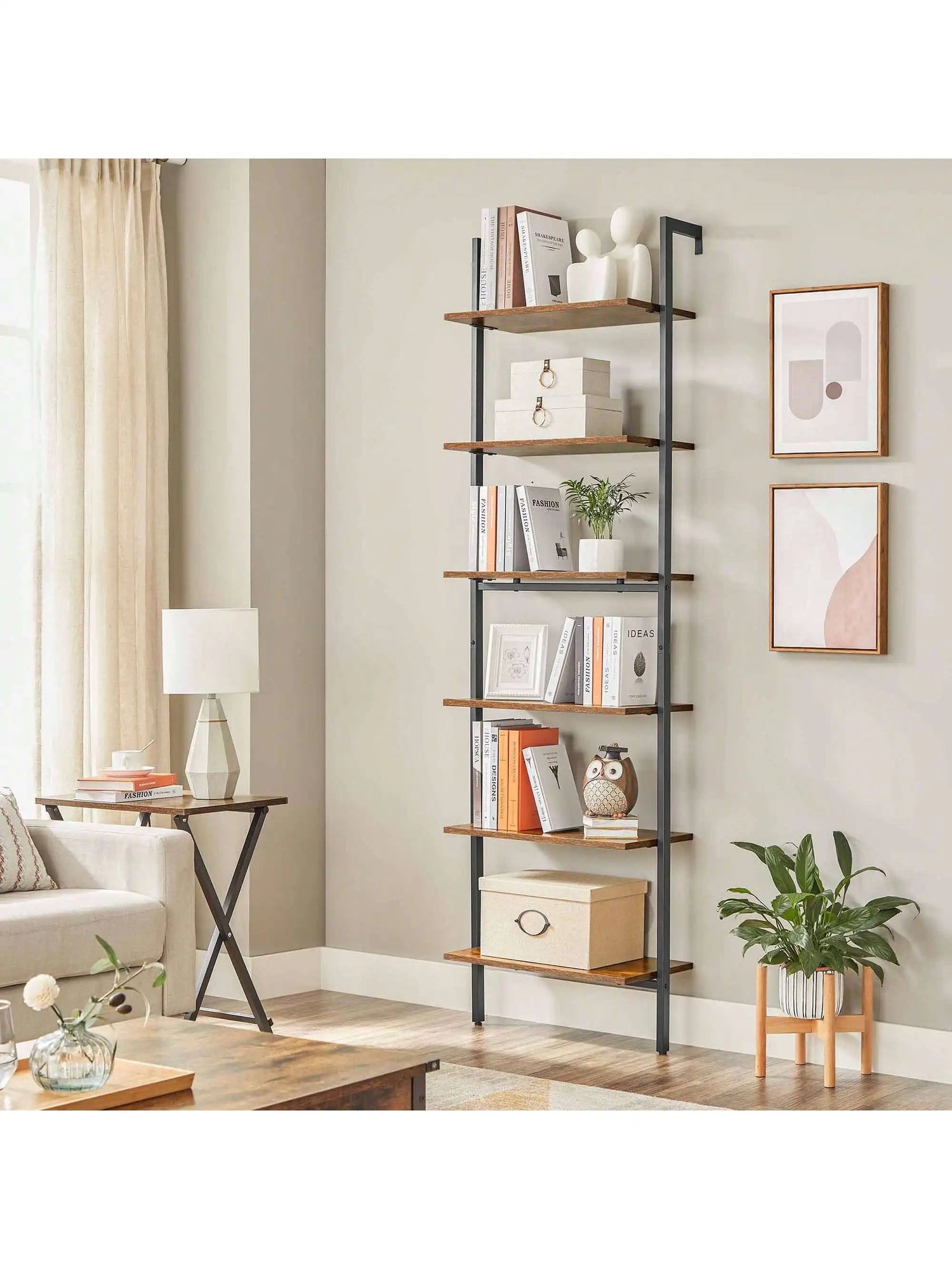Étagère échelle avec livres et plantes en décoration intérieure