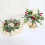 Couronne de bougie Noël blanche avec pommes de pin et baies sur table