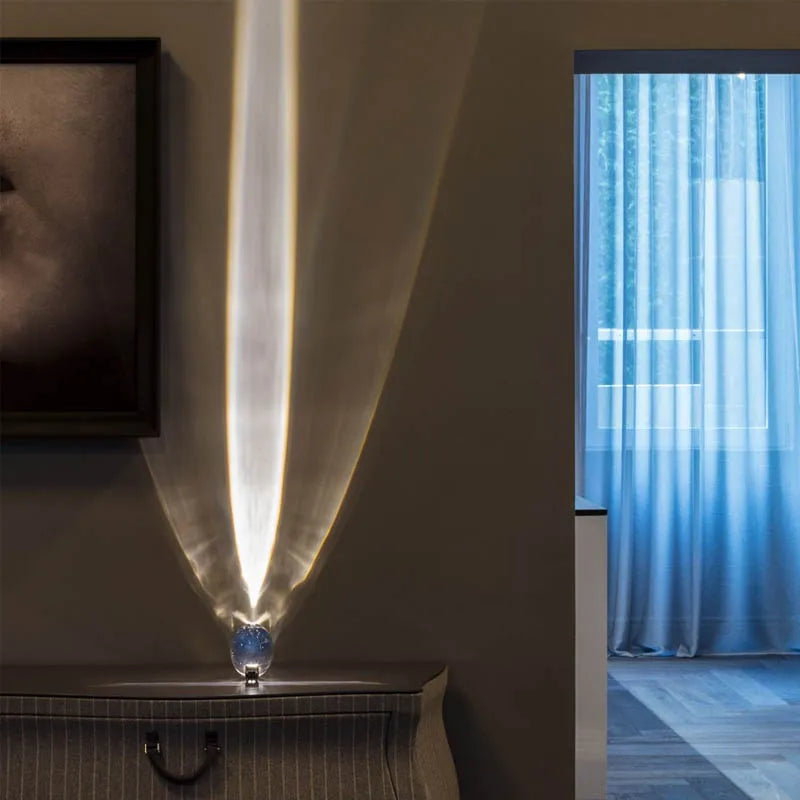 Lampe œil du ciel allumée avec éclairage doux dans un salon