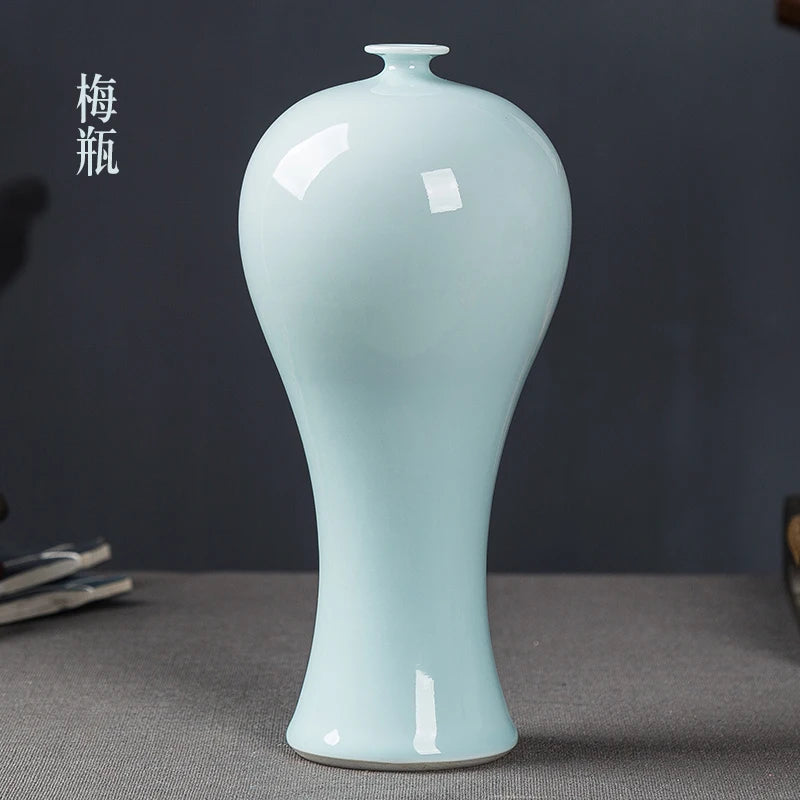 Vase décoratif en céramique blanche brillante avec une forme élancée et une finition lisse.