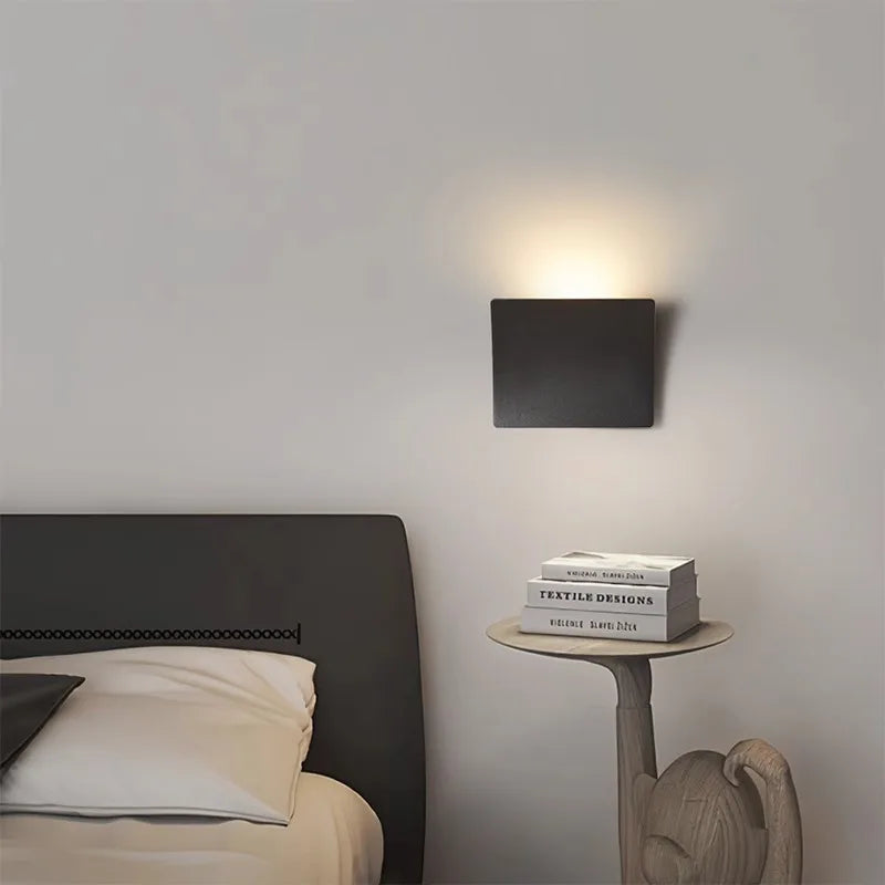 Applique murale LED noire design minimaliste couloir