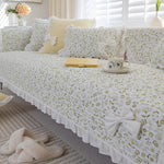 Un lit douillet et confortable avec des draps blancs fleuris, des oreillers moelleux et des accessoires décoratifs élégants créant une atmosphère apaisante et chaleureuse dans cette chambre spacieuse et lumineuse.