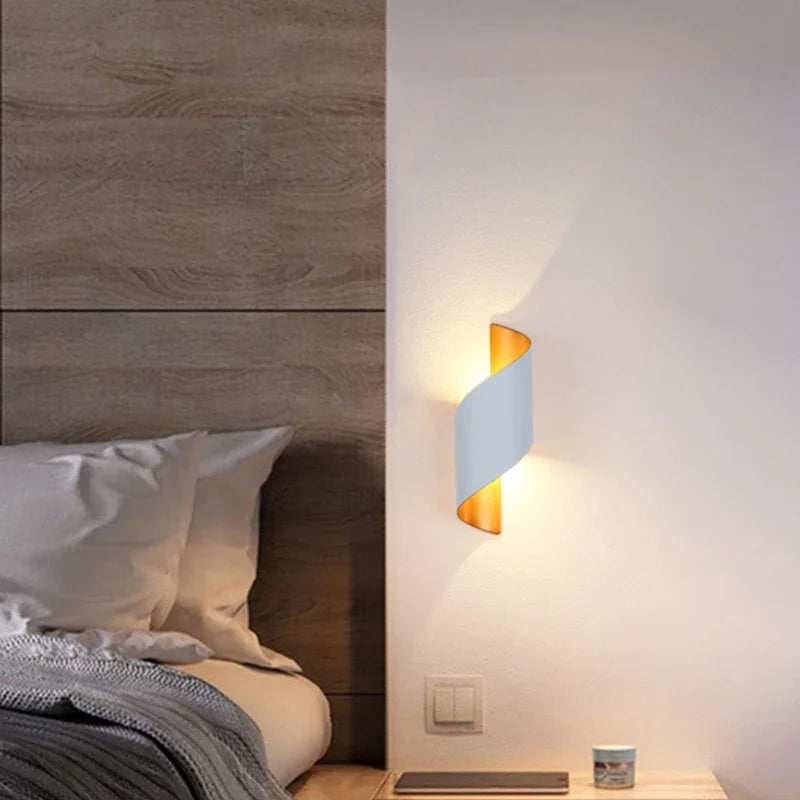 Design contemporain d'applique murale avec abat-jour rouge