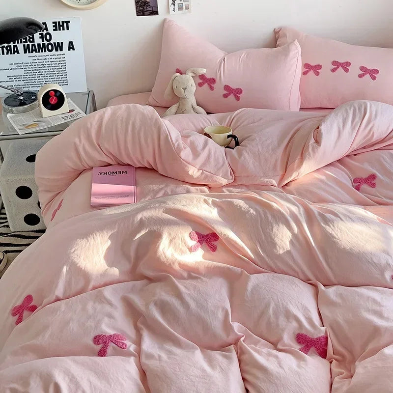 Détail des nœuds roses brodés en 3D sur la housse de couette