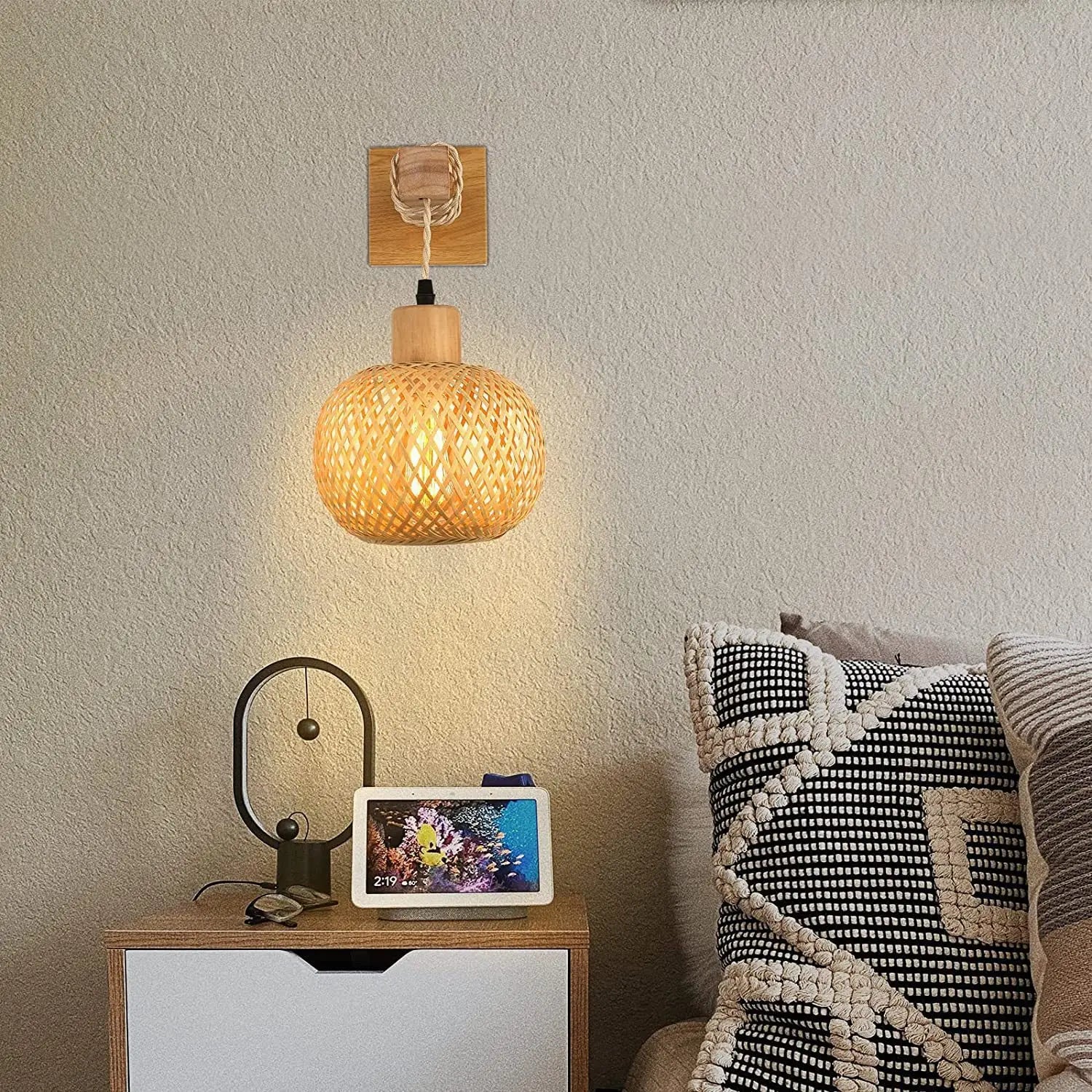 Applique murale en osier installée dans une chambre à coucher avec éclairage doux